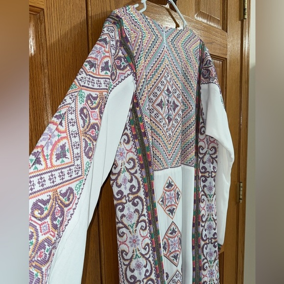 White Purple Lilac Thobe Plus Size 5 / 2X Embroidered Middle Eastern Formal Gown - Picture 12 of 16